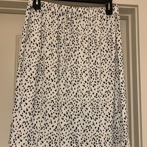 White and black print skirt
